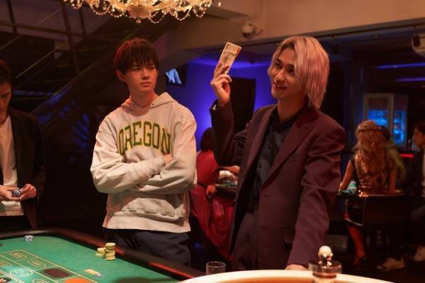 横浜流星＆三浦翔平が死のババ抜き…『嘘喰い』ヤバい奴らの場面写真