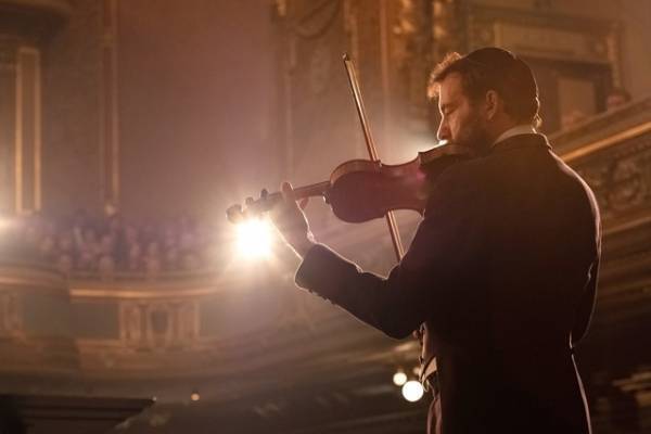 ヴァイオリンの貴公子×映画音楽界の巨匠インタビュー映像『天才ヴァイオリニストと消えた旋律』