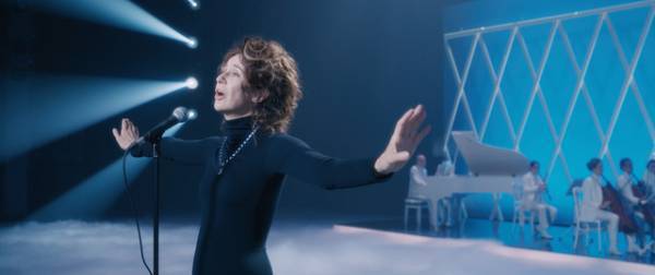 力強い歌声が響く「マイ・ハート・ウィル・ゴー・オン」歌唱シーンを完全再現『ヴォイス・オブ・ラブ』