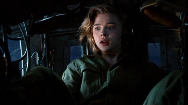 “女性パイロット”クロエ・グレース・モレッツが謎の生物と遭遇『シャドウ・イン・クラウド』4月公開