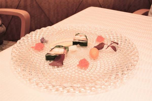 【ディズニー】プレゼントボックスに見立てたデザートプレートがかわいい！大人気ホテルのXmasメニューを紹介