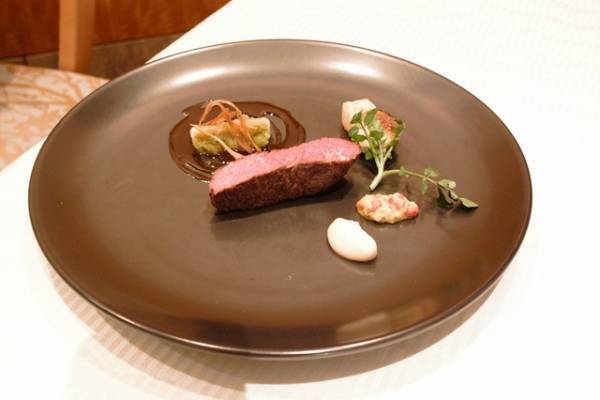 【ディズニー】プレゼントボックスに見立てたデザートプレートがかわいい！大人気ホテルのXmasメニューを紹介