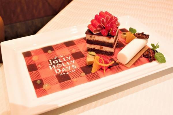 【ディズニー】プレゼントボックスに見立てたデザートプレートがかわいい！大人気ホテルのXmasメニューを紹介