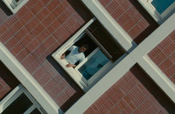 団地の中で宇宙遊泳？ 夢と現実が入り乱れる『GAGARINE／ガガーリン』シーン写真