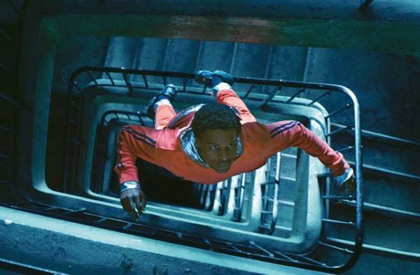 団地の中で宇宙遊泳？ 夢と現実が入り乱れる『GAGARINE／ガガーリン』シーン写真