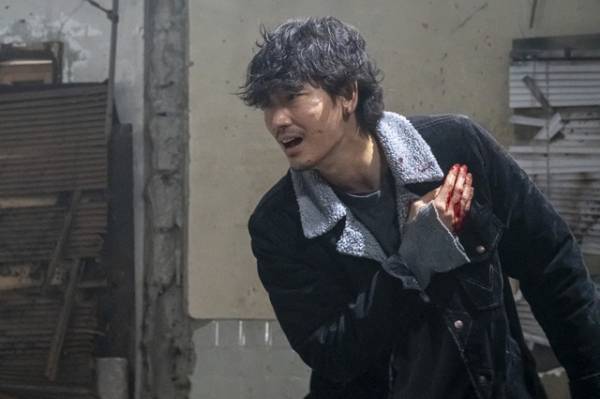 綾野剛「アバランチ」クランクアップコメント到着「沢山の"気づき"に出逢えた」