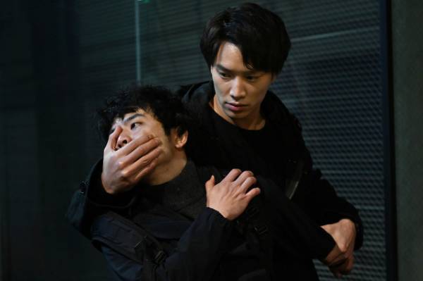 鈴木伸之×犬飼貴丈の仲良しオフショットも公開「ケイ×ヤク」クランクイン