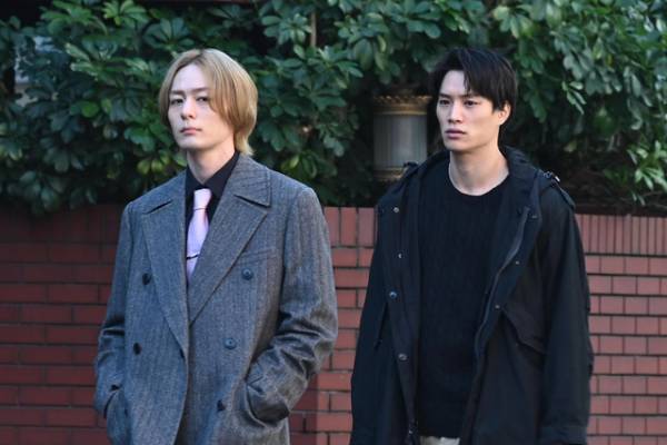 鈴木伸之×犬飼貴丈の仲良しオフショットも公開「ケイ×ヤク」クランクイン