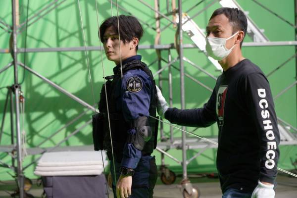 山田涼介、ワイヤー撮影に挑むメイキング写真公開『大怪獣のあとしまつ』