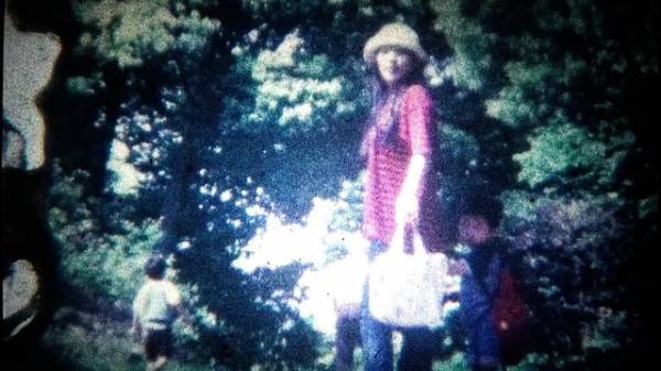 映画監督一家、自宅全焼からの再起を綴るドキュメンタリー『焼け跡クロニクル』ポスター完成