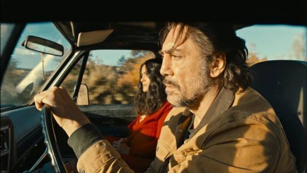 父の“幻想”と娘の“現実”が交錯する…ハビエル・バルデム×エル・ファニング『選ばなかったみち』新場面写真