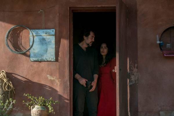 父の“幻想”と娘の“現実”が交錯する…ハビエル・バルデム×エル・ファニング『選ばなかったみち』新場面写真