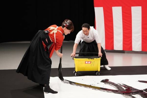 綾瀬はるか、3年連続で新春「笑点」単独司会に！「大筆の書道にも挑戦しました」