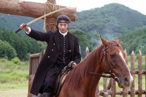 「幕末相棒伝」、佐藤隆太“伊東甲子太郎”のある行動に「また今回も」「既視感が」などネットざわめく、永山瑛太と向井理には「ハマり役」の評価も