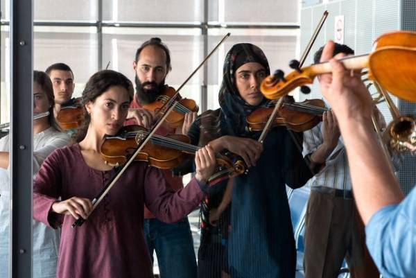 巨匠指揮者率いる紛争地のオーケストラの驚きの活動とは？『クレッシェンド　音楽の架け橋』場面写真解禁