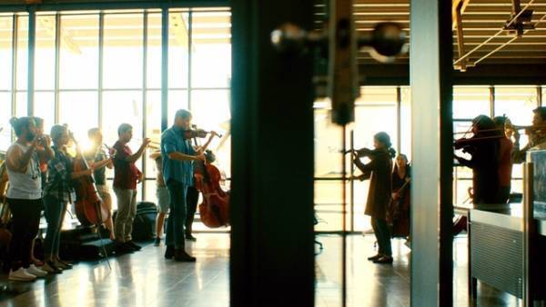 巨匠指揮者率いる紛争地のオーケストラの驚きの活動とは？『クレッシェンド　音楽の架け橋』場面写真解禁