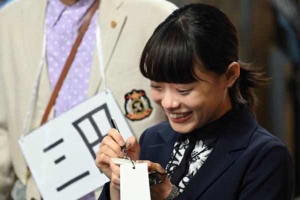 杉咲花“新米弁護士”もクセ強め!?『99.9』本編映像