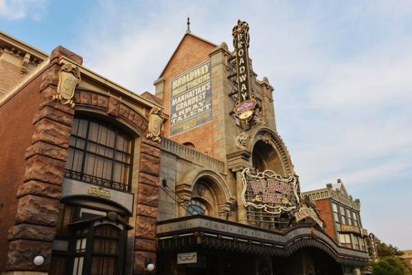 【ディズニー】浦安市成人式開催　新成人たちと同様、20周年を迎えた東京ディズニーシーでのメモリアルな式典に