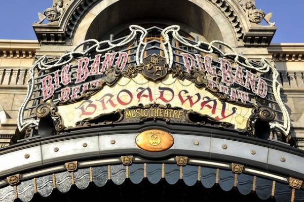 【ディズニー】浦安市成人式開催　新成人たちと同様、20周年を迎えた東京ディズニーシーでのメモリアルな式典に