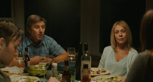 不気味な生物に寄生される衝撃の感染ホラー『ザ・ビーチ』予告編