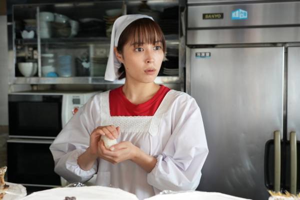 広瀬アリスが“失恋めし”をもぐもぐ！ 場面写真一挙公開