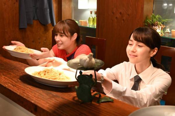 広瀬アリスが“失恋めし”をもぐもぐ！ 場面写真一挙公開