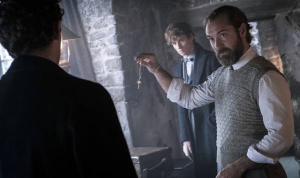 魔法界を危険にさらすグリンデルバルドの野望とは？『ファンタビ』最新作ではダンブルドアと直接対決か