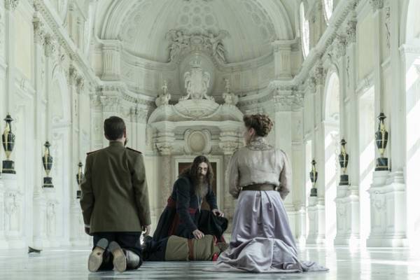 レイフ・ファインズに“やりすぎ”と止められた!?『キングスマン』最新作、話題の激戦シーン秘話