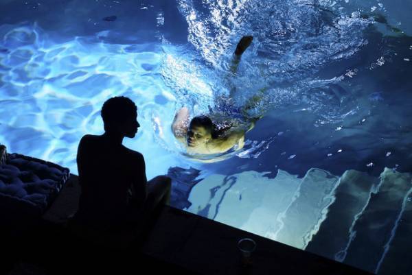 「まるでロミオとジュリエット」水中のキス捉えた『クレッシェンド 音楽の架け橋』本編映像