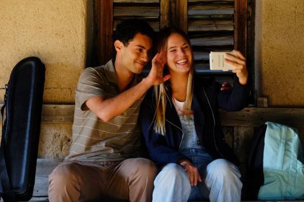 「まるでロミオとジュリエット」水中のキス捉えた『クレッシェンド 音楽の架け橋』本編映像