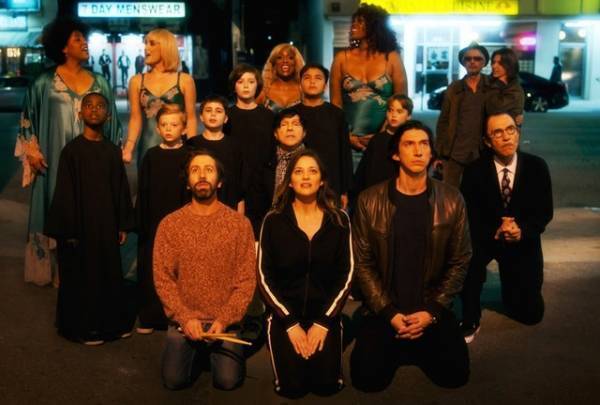 レオス・カラックス監督の映像美で魅せる、アダム・ドライバー×マリオン・コティヤール『アネット』場面写真