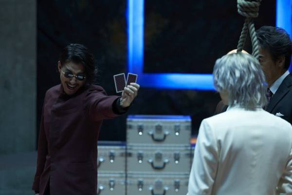 横浜流星×三浦翔平の壮絶な頭脳心理戦『嘘喰い』“死のババ抜き”シーン解禁