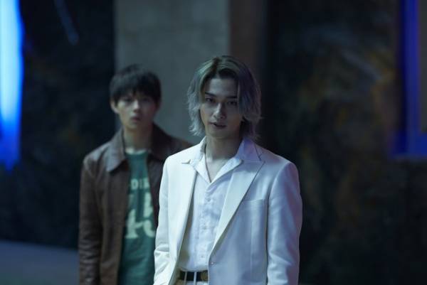 横浜流星×三浦翔平の壮絶な頭脳心理戦『嘘喰い』“死のババ抜き”シーン解禁