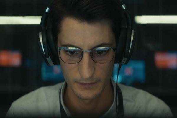 ピエール・ニネ“音声分析官”のルーティンとは？『ブラックボックス』リアルな挙動に注目の本編映像独占入手