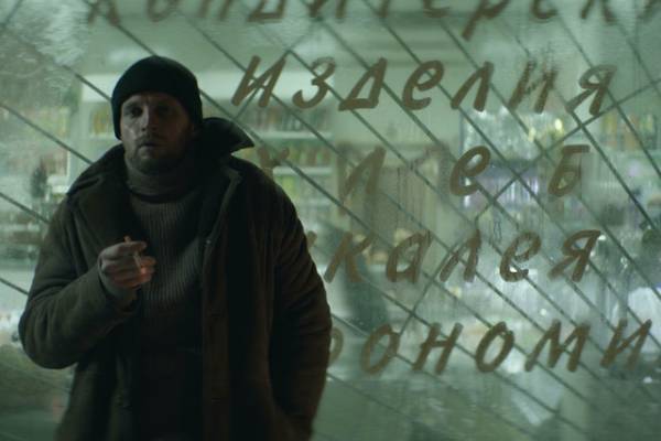 カンヌが驚愕＆喝采！『LETO』監督最新作『インフル病みのペトロフ家』4月公開