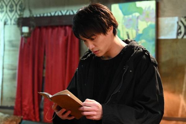 「ケイ×ヤク」2話、犬飼貴丈“獅郎”の背中に思わず触れようとする鈴木伸之“一狼”に「そのシーン何度もリピートしてる」の声