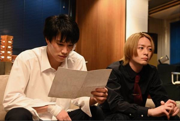 「ケイ×ヤク」2話、犬飼貴丈“獅郎”の背中に思わず触れようとする鈴木伸之“一狼”に「そのシーン何度もリピートしてる」の声