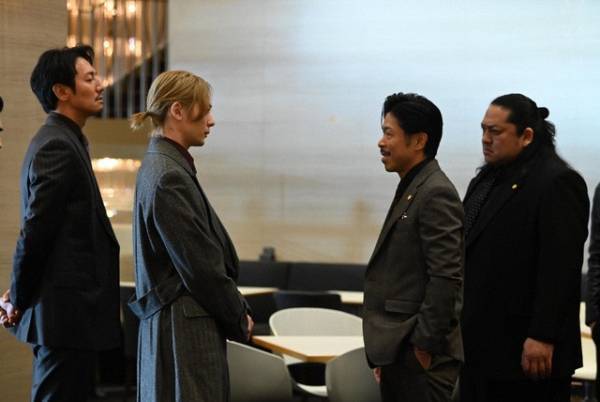 「ケイ×ヤク」2話、犬飼貴丈“獅郎”の背中に思わず触れようとする鈴木伸之“一狼”に「そのシーン何度もリピートしてる」の声