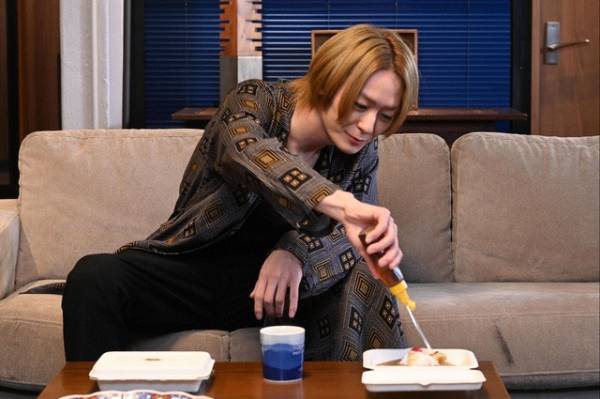 「ケイ×ヤク」2話、犬飼貴丈“獅郎”の背中に思わず触れようとする鈴木伸之“一狼”に「そのシーン何度もリピートしてる」の声