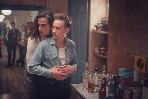 オリー・アレクサンダー、英で社会現象となったドラマ「IT’S A SIN」から「いい影響を得ることができた」