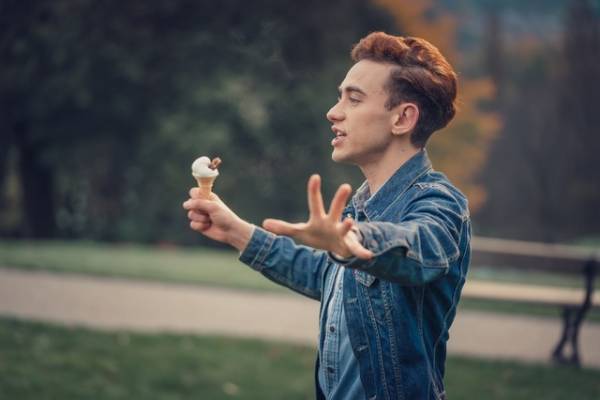 オリー・アレクサンダー、英で社会現象となったドラマ「IT’S A SIN」から「いい影響を得ることができた」