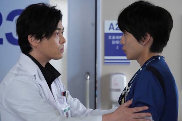 「ドクターホワイト」第2話、高橋文哉“佐久間”の泥酔演技に「可愛い」の声殺到、“奥村”宮田俊哉の美声にも注目集まる