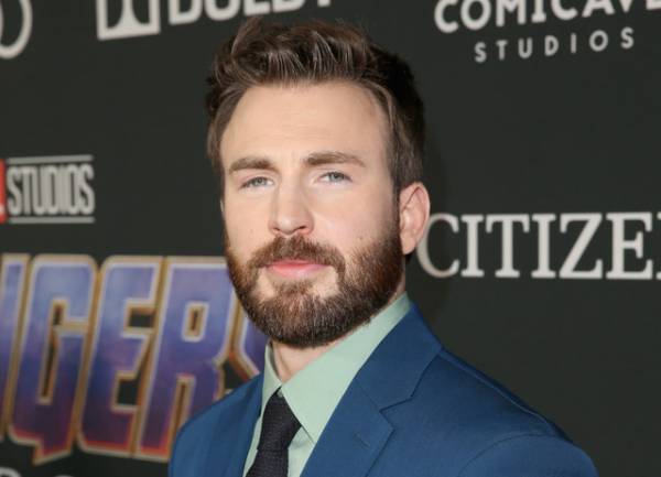 クリス・エヴァンスがドウェイン・ジョンソン主演のクリスマス映画に出演