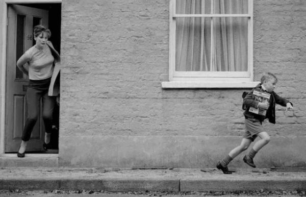 家族揃って映画を楽しむシーンも！ケネス・ブラナーの自伝的作品『ベルファスト』場面写真