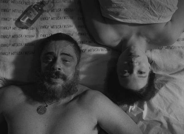 ウェス作品初参加ベニチオ・デル・トロ、レア・セドゥ演じる看守に愛を告白!?『フレンチ・ディスパッチ』本編映像