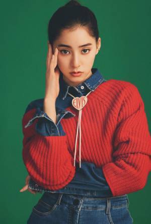 新木優子、全ページ“デニム”テーマのカレンダー発売 メイキング映像も