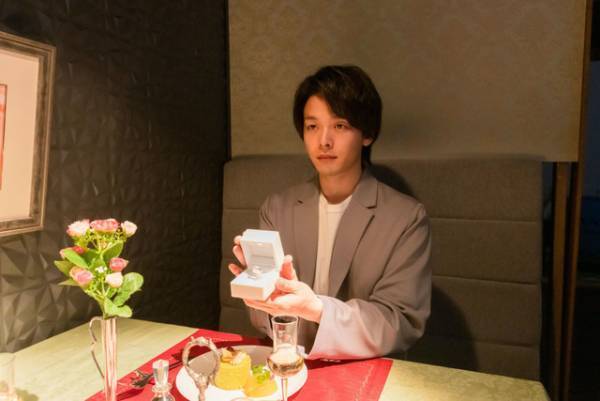 中村倫也、関水渚へ指輪を差し出す…『ウェディング・ハイ』プロポーズシーン＆オフショット解禁