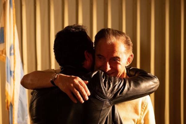 『ギャング・オブ・アメリカ』キャスト＆スタッフのリラックスしたオフショットも！メイキング写真到着