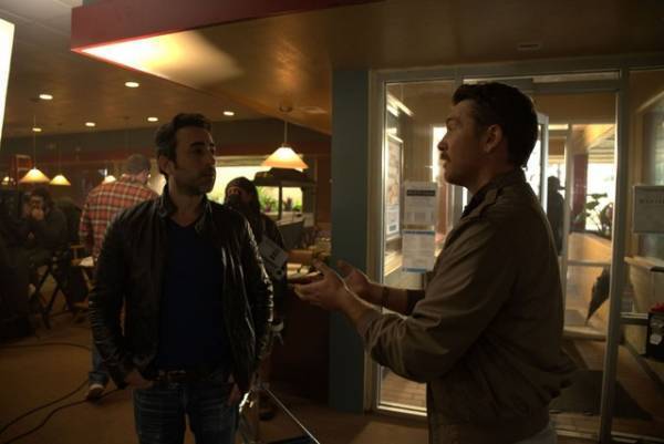 『ギャング・オブ・アメリカ』キャスト＆スタッフのリラックスしたオフショットも！メイキング写真到着