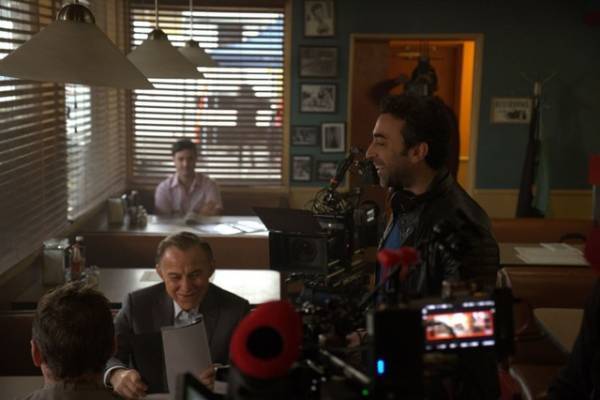 『ギャング・オブ・アメリカ』キャスト＆スタッフのリラックスしたオフショットも！メイキング写真到着